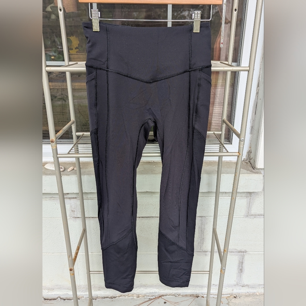 Lululemon Leggings Size 6 Black Cropped Length
